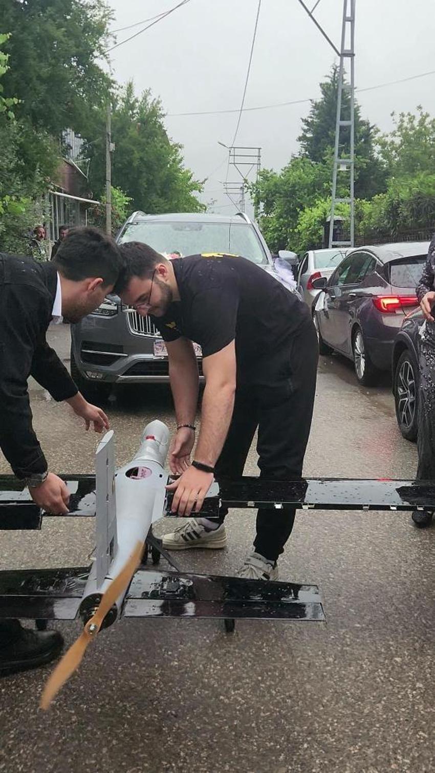 Daha önce böylesi görülmedi: Gelin ve damat neye uğradığını şaşırdı: Düğün konvoyunun önünü İHA ile kestiler, ortaya eğlenceli görüntüler çıktı!