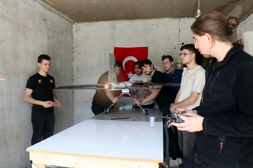 Daha önce böylesi görülmedi: Gelin ve damat neye uğradığını şaşırdı: Düğün konvoyunun önünü İHA ile kestiler, ortaya eğlenceli görüntüler çıktı!