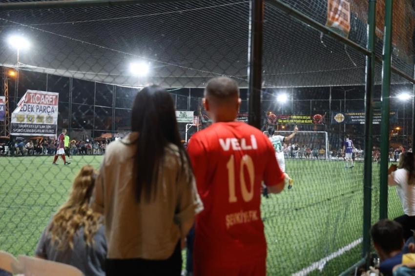 Böyle olur Adana'da evlilik yıldönümü! Kozanlı öğretmen 10. yılını kutladı