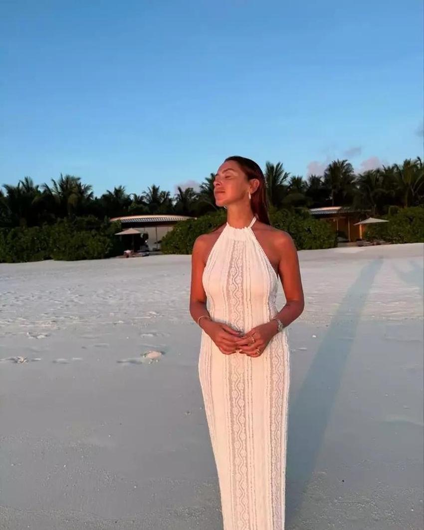 Hadise bikini şovuna Maldivler'de başladı!
