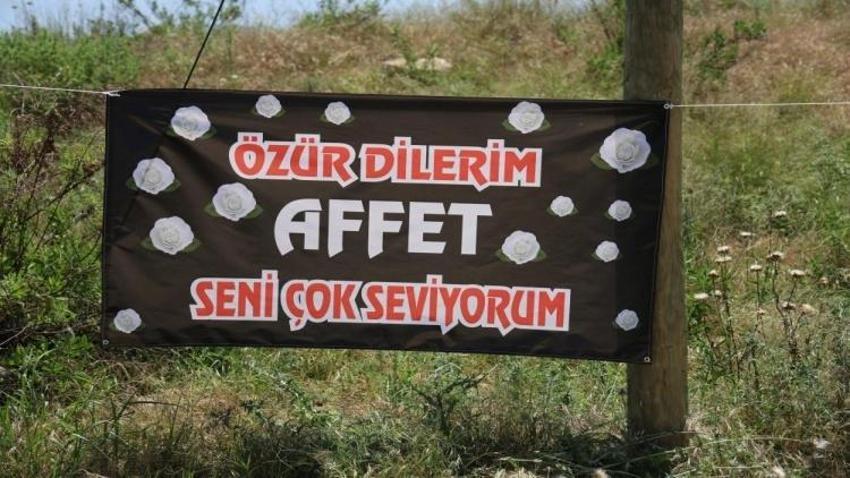 Adana'da aşk pankartla gösterildi! Hem özür diledi hem aşkını dile getirdi