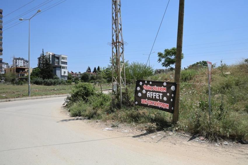 Adana'da aşk pankartla gösterildi! Hem özür diledi hem aşkını dile getirdi