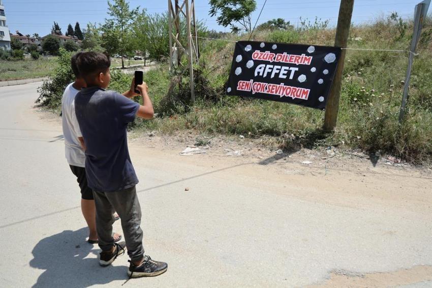 Adana'da aşk pankartla gösterildi! Hem özür diledi hem aşkını dile getirdi