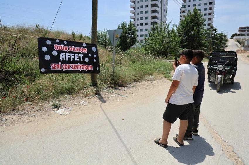 Adana'da aşk pankartla gösterildi! Hem özür diledi hem aşkını dile getirdi