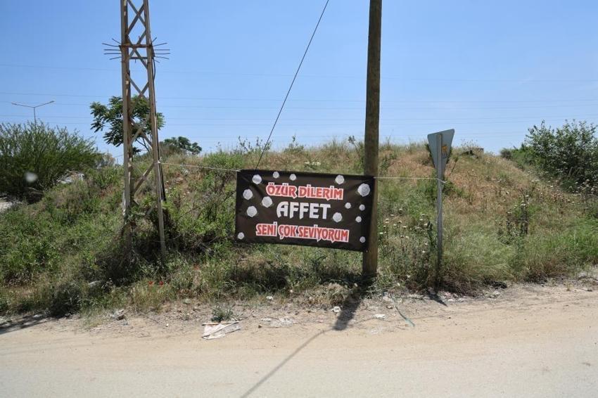 Adana'da aşk pankartla gösterildi! Hem özür diledi hem aşkını dile getirdi