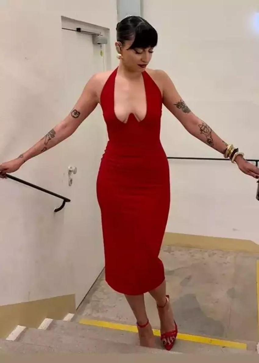 Melike Şahin'in derin dekoltesi hayran bıraktı