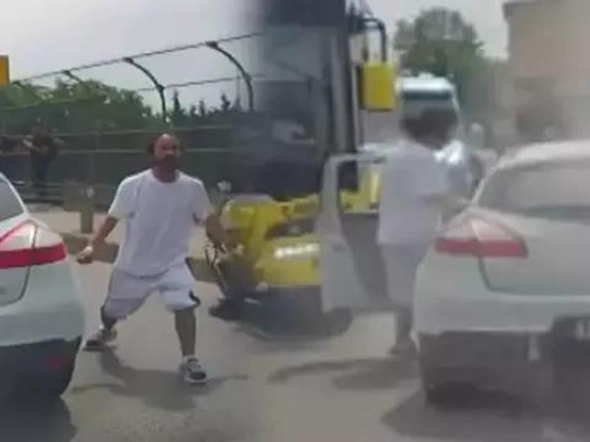 Trafikte tartıştığı bıçaklı saldırgana yangın tüpüyle karşılık verdi!