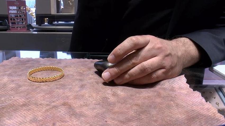 İstanbul'un kuyumcuları bu kadının peşinde! Sattığı altın sahte değil, eritilince gerçek ortaya çıktı