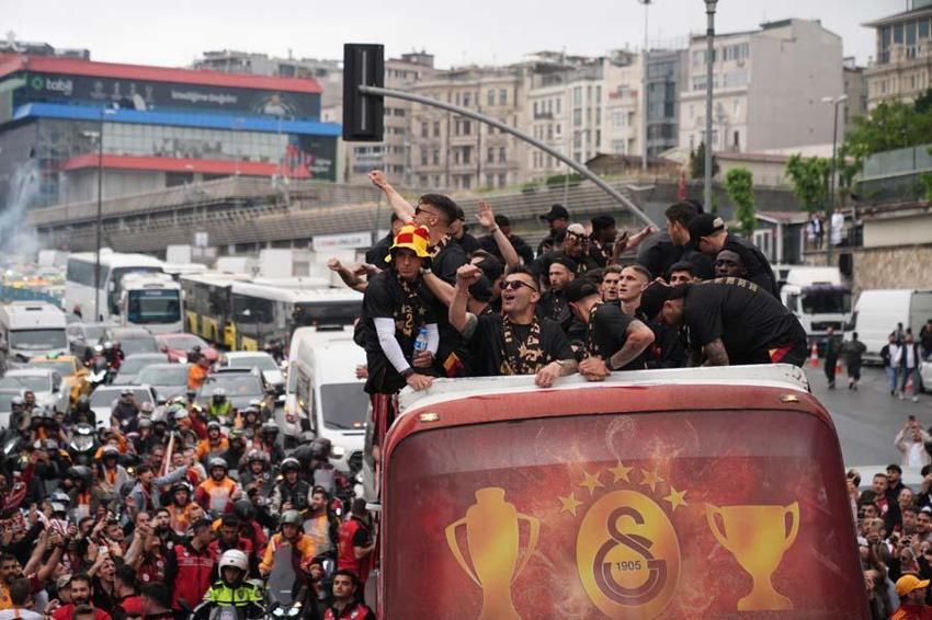 Galatasaray, Yenikapı'da kupayı kaldırdı! İşte o muhteşem görüntüler