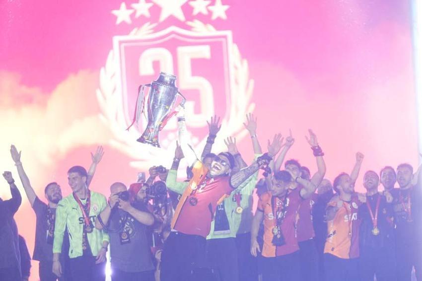 Galatasaray, Yenikapı'da kupayı kaldırdı! İşte o muhteşem görüntüler