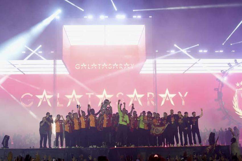 Galatasaray, Yenikapı'da kupayı kaldırdı! İşte o muhteşem görüntüler