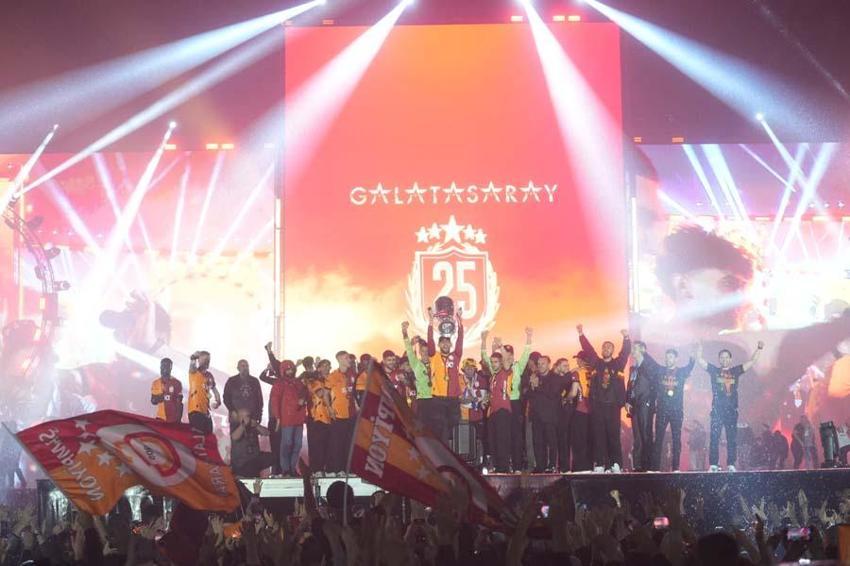 Galatasaray, Yenikapı'da kupayı kaldırdı! İşte o muhteşem görüntüler