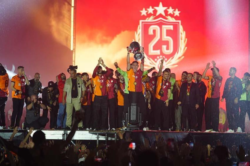Galatasaray, Yenikapı'da kupayı kaldırdı! İşte o muhteşem görüntüler