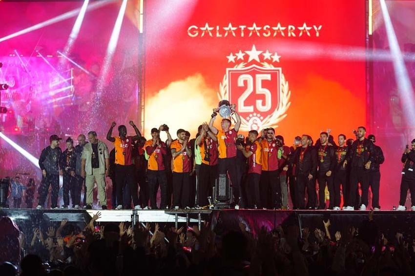 Galatasaray, Yenikapı'da kupayı kaldırdı! İşte o muhteşem görüntüler
