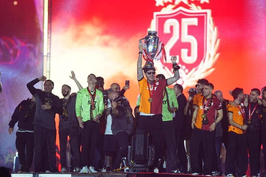 Galatasaray, Yenikapı'da kupayı kaldırdı! İşte o muhteşem görüntüler
