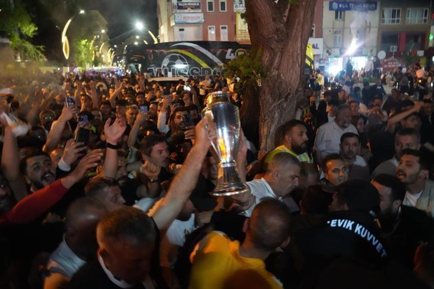Şampiyonluk Muş'ta hayatı durdurdu! Kupa şehre geldi, meydanlar doldu taştı