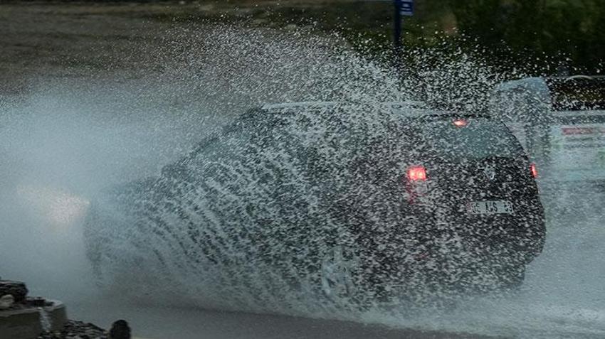 Türkiye genelinde kuvvetli yağış ve fırtına uyarısı: 38 il için sarı kod verildi! Hafta boyunca sürecek! İstanbul'da trafik felç oldu