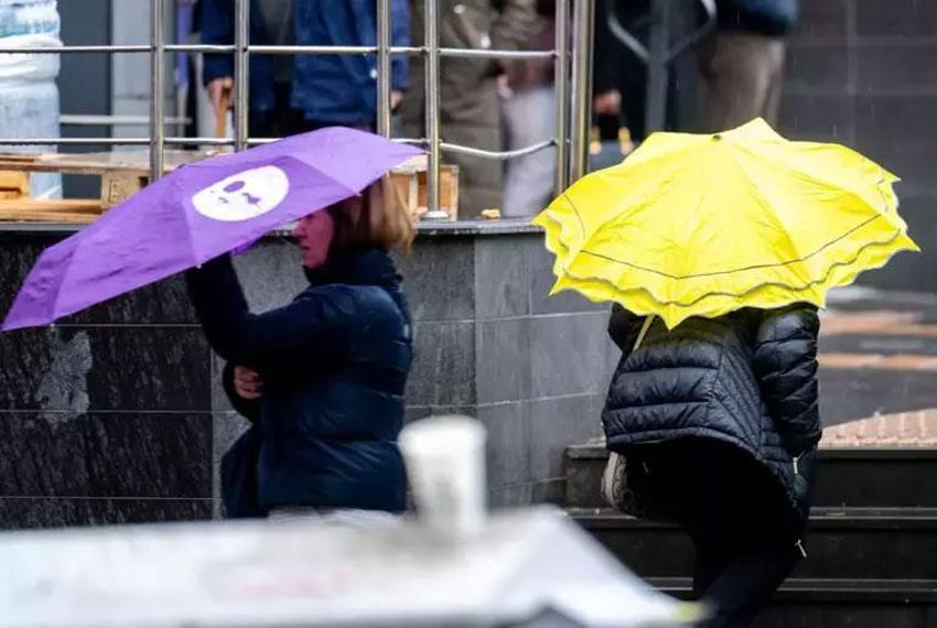 Türkiye genelinde kuvvetli yağış ve fırtına uyarısı: 38 il için sarı kod verildi! Hafta boyunca sürecek! İstanbul'da trafik felç oldu