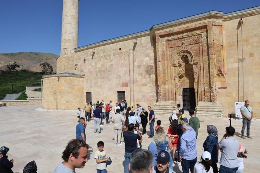 Yeniden ortaya çıktı! Esrarengiz gölgeleri görmek isteyenler 8 asırlık camiye akın etti: Her yıl aynı mevsimde görünüyor