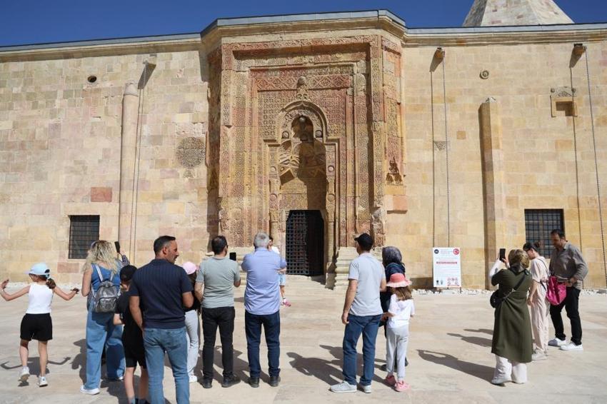 Yeniden ortaya çıktı! Esrarengiz gölgeleri görmek isteyenler 8 asırlık camiye akın etti: Her yıl aynı mevsimde görünüyor