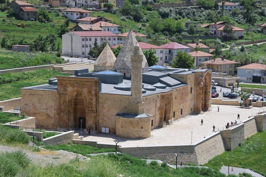 Yeniden ortaya çıktı! Esrarengiz gölgeleri görmek isteyenler 8 asırlık camiye akın etti: Her yıl aynı mevsimde görünüyor