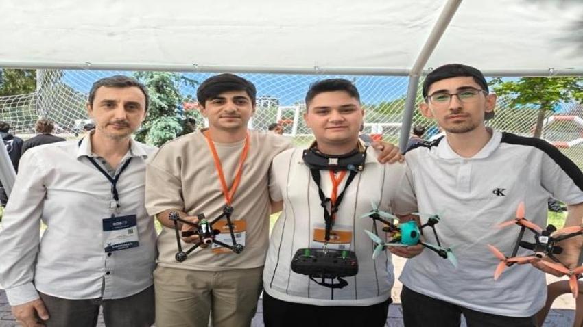 Robot yarışmasında en çok izlenen o oldu! Kayseri'de öğrenciler yerli yazılımlı İHA üretti