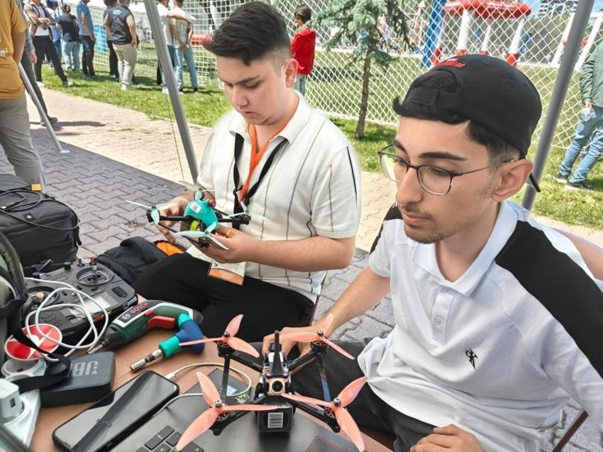 Robot yarışmasında en çok izlenen o oldu! Kayseri'de öğrenciler yerli yazılımlı İHA üretti