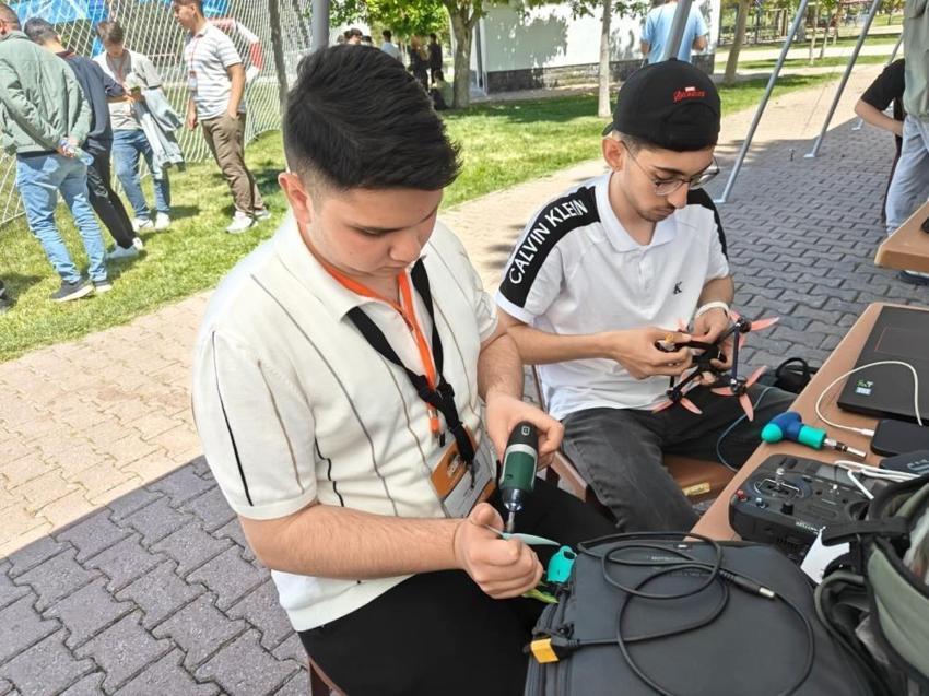Robot yarışmasında en çok izlenen o oldu! Kayseri'de öğrenciler yerli yazılımlı İHA üretti