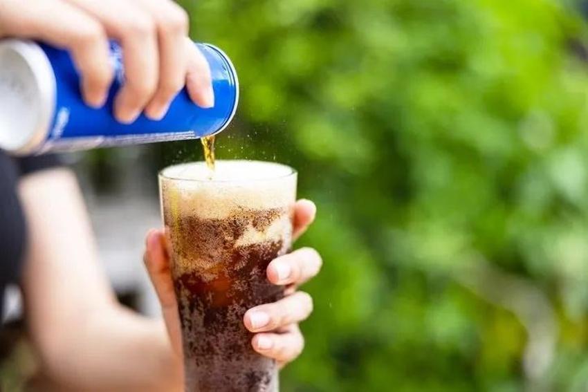 Belirtisi kötü oldu! Günde 3 litre kola içenin böbreklerin çıkanlara kimse inanamadı
