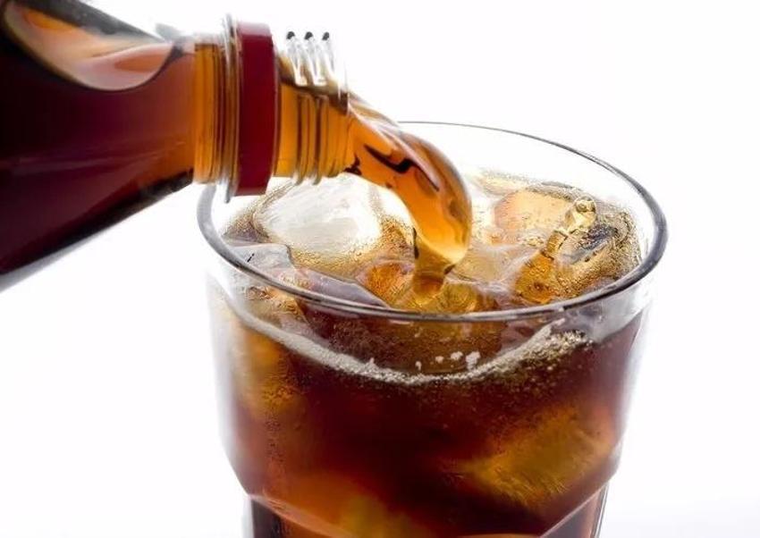 Belirtisi kötü oldu! Günde 3 litre kola içenin böbreklerin çıkanlara kimse inanamadı
