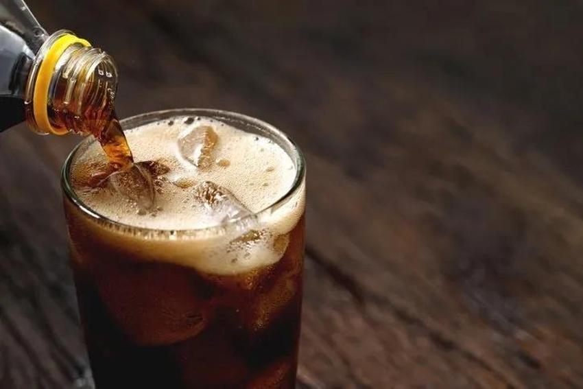 Belirtisi kötü oldu! Günde 3 litre kola içenin böbreklerin çıkanlara kimse inanamadı

