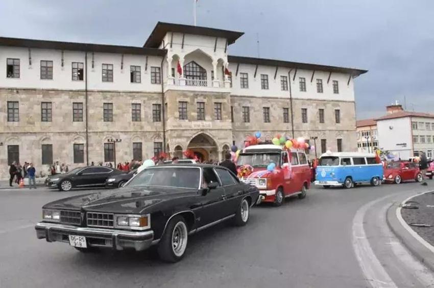 Sivas'ta festival havası: Kortej ile başladı