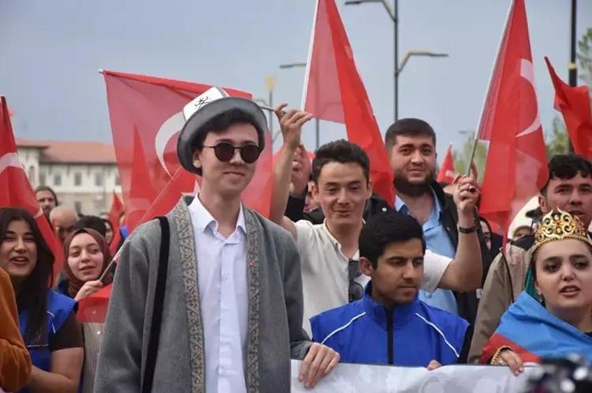 Sivas'ta festival havası: Kortej ile başladı