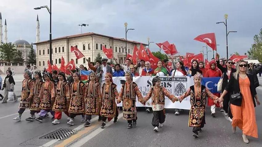 Sivas'ta festival havası: Kortej ile başladı