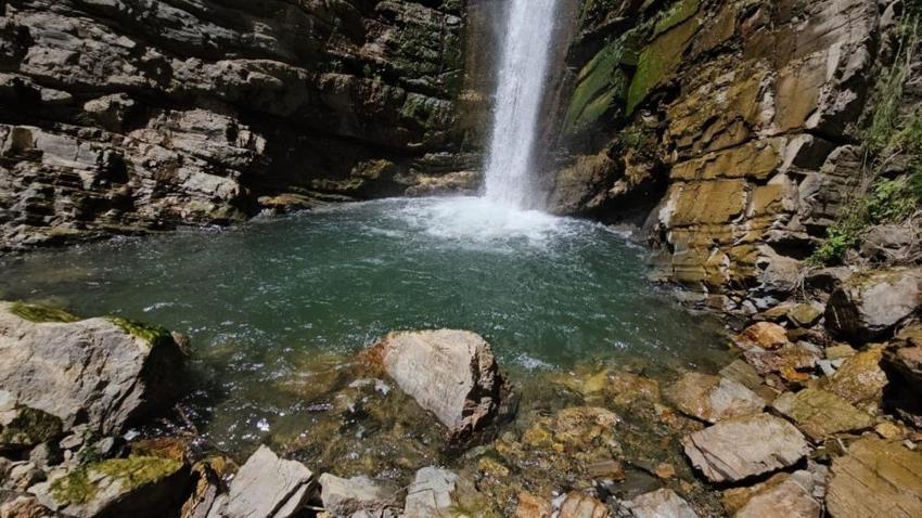 Diğer şelalelerin hepsinden farklı bir özelliği var! Bitlis'te görenler şaşırıyor

