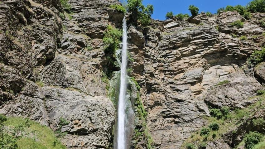 Diğer şelalelerin hepsinden farklı bir özelliği var! Bitlis'te görenler şaşırıyor
