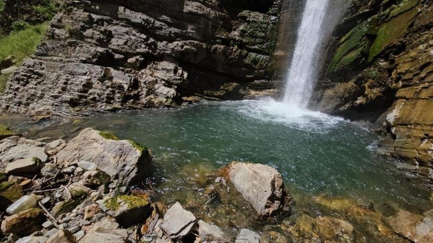 Diğer şelalelerin hepsinden farklı bir özelliği var! Bitlis'te görenler şaşırıyor
