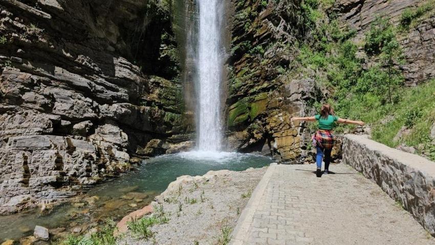 Diğer şelalelerin hepsinden farklı bir özelliği var! Bitlis'te görenler şaşırıyor
