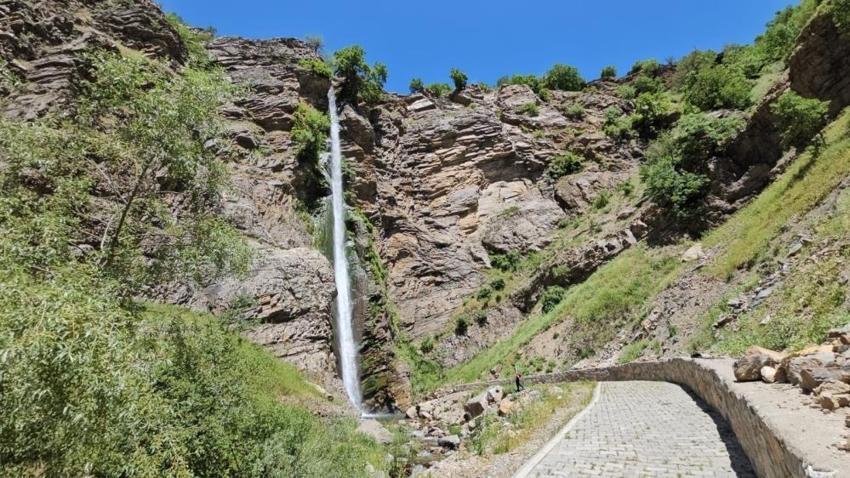 Diğer şelalelerin hepsinden farklı bir özelliği var! Bitlis'te görenler şaşırıyor
