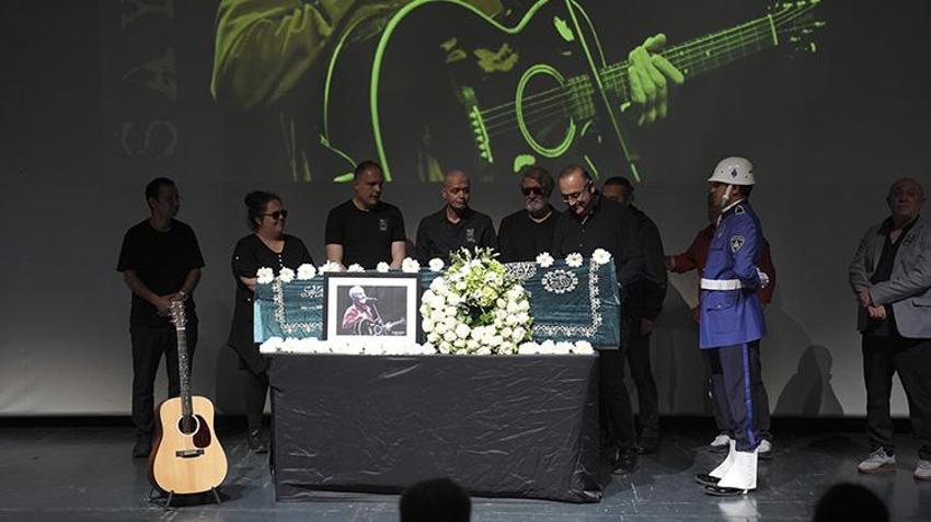 Cenaze asansörde mahsur kaldı! İlhan Şeşen son yolculuğuna uğurlandı
