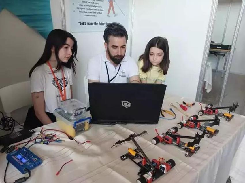 Baba ve iki kızı robot yarışmasına katıldı! Kayseri'den Bursa'ya derece ile döndüler