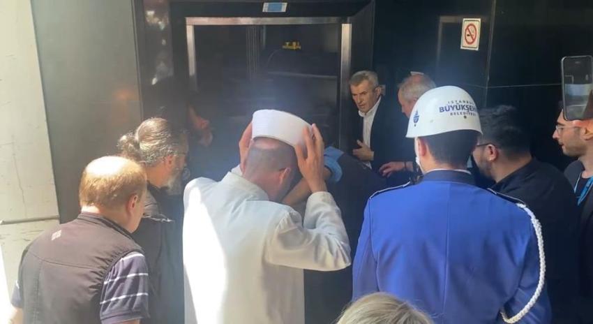 Cenaze asansörde mahsur kaldı! İlhan Şeşen son yolculuğuna uğurlandı