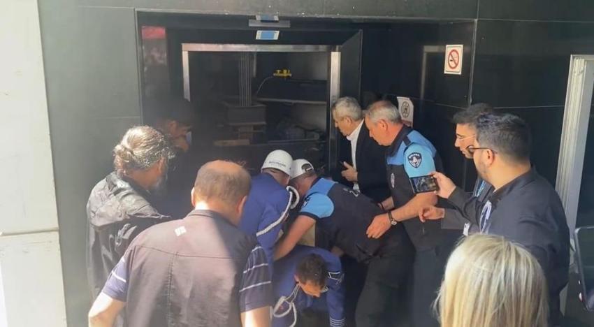 Cenaze asansörde mahsur kaldı! İlhan Şeşen son yolculuğuna uğurlandı