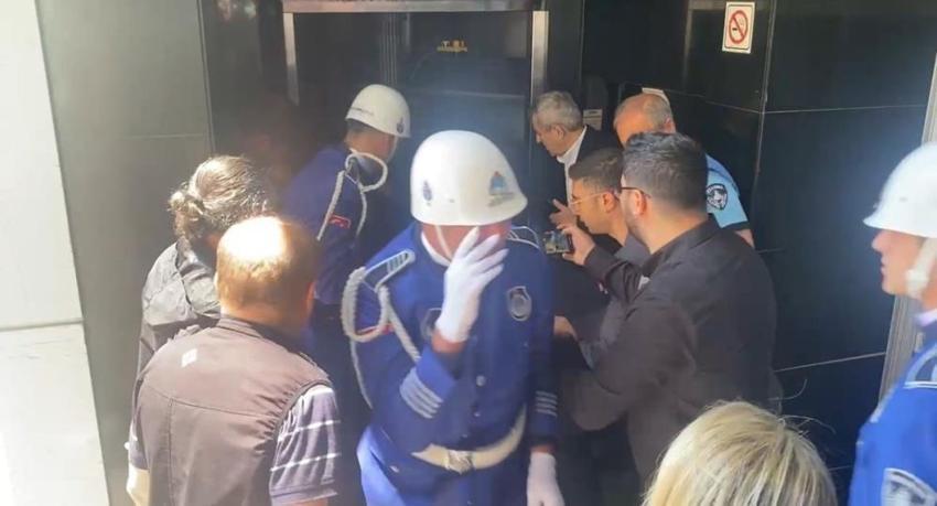 Cenaze asansörde mahsur kaldı! İlhan Şeşen son yolculuğuna uğurlandı
