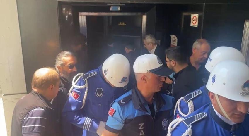 Cenaze asansörde mahsur kaldı! İlhan Şeşen son yolculuğuna uğurlandı