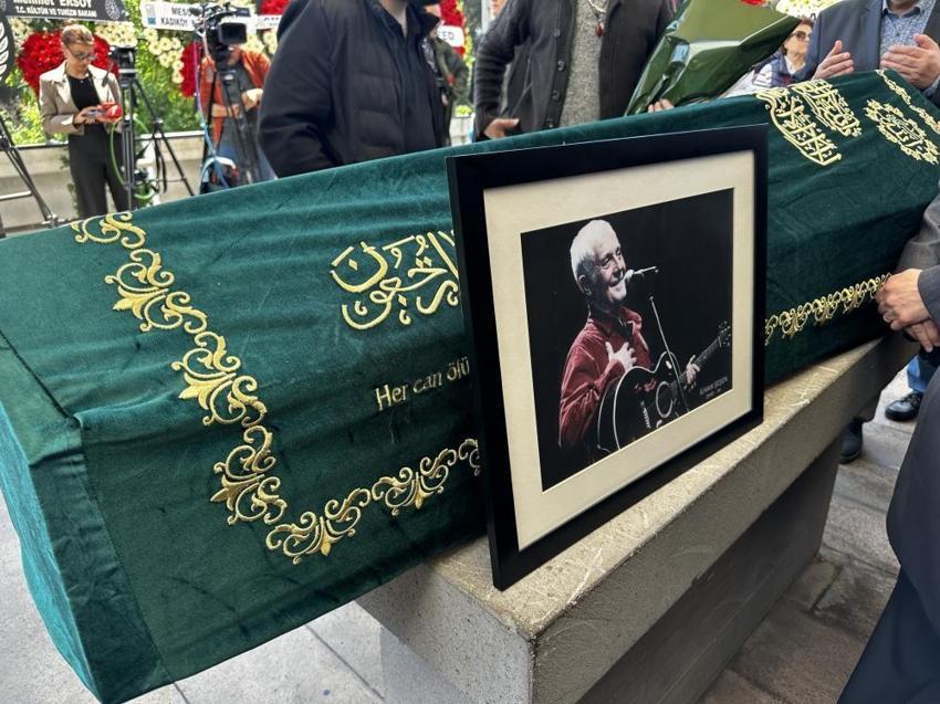 Cenaze asansörde mahsur kaldı! İlhan Şeşen son yolculuğuna uğurlandı