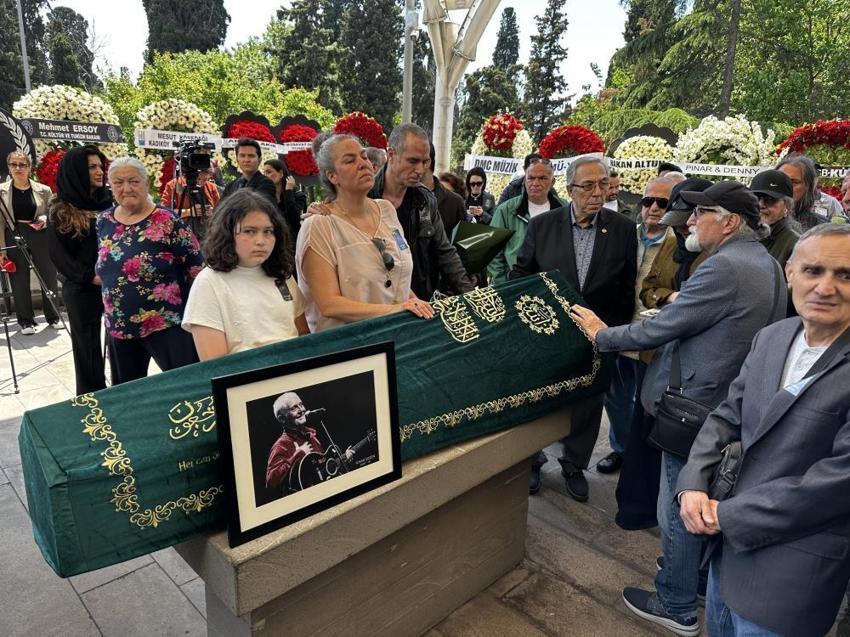Cenaze asansörde mahsur kaldı! İlhan Şeşen son yolculuğuna uğurlandı