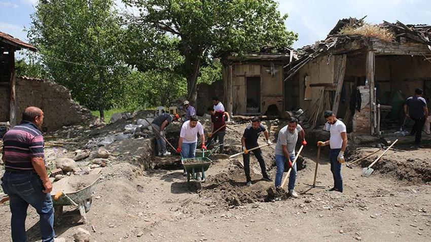 Caminin arkasında kazarken buldu! Bakanlık devreye girdi: Böylesi görülmedi, çok ender çıkıyor