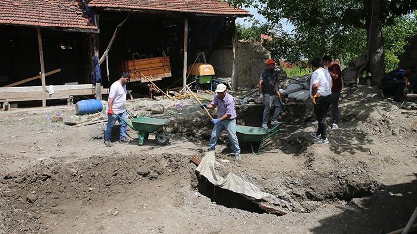 Caminin arkasında kazarken buldu! Bakanlık devreye girdi: Böylesi görülmedi, çok ender çıkıyor