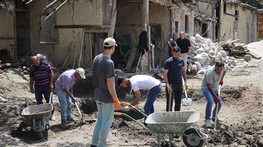 Caminin arkasında kazarken buldu! Bakanlık devreye girdi: Böylesi görülmedi, çok ender çıkıyor